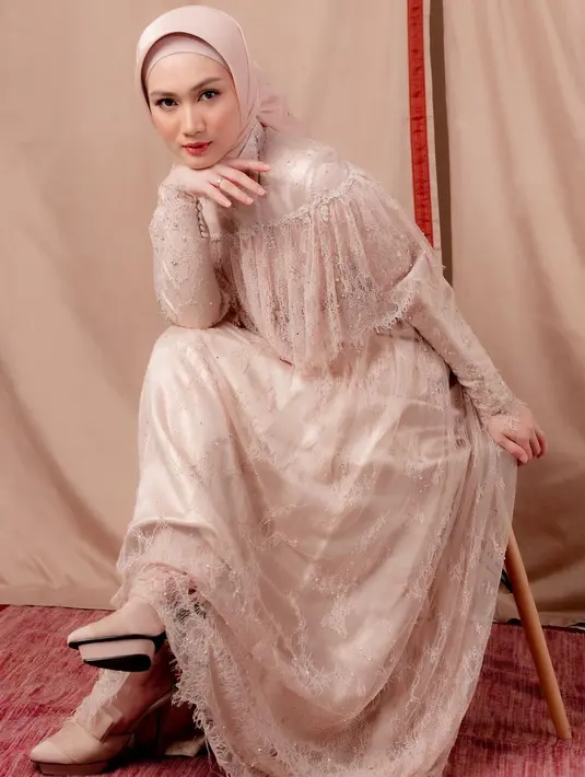 Melody Laksani kenakan dress renda dengan aksen ruffle di bagian dada berwarna nude [@melodylaksani92]