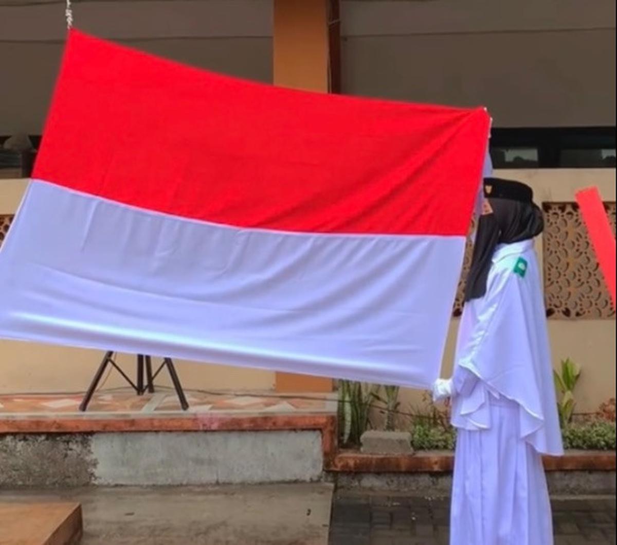 Hujan gerimis tak menjadi hambatan bagi Paskibra ini. Para Paskibra yang pasukannya perempuan semua ini pun berhasil mengibarkan bendera dengan lancar.