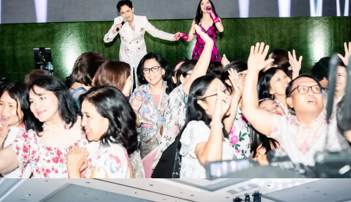 Sementara itu, Randy Martin mengenakan setelan puti dari atasan jass senada dengan celana panjangnya. Ia juga mengenakan inner kemeja putih.  [@randymartinnn]