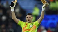 Kiper Aston Villa asal Argentina #23, Emiliano Martinez, memberikan penghargaan Golden Glove kepada para penggemar menjelang pertandingan Liga Champions UEFA antara Aston Villa dan Juventus di Villa Park di Birmingham, Inggris bagian tengah, Kamis dini hari WIB (28/11/2024). (Darren Staples/AFP)