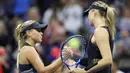 Petenis Rusia Maria Sharapova bersalaman usai bertanding melawan petenis Sofia Kenin dari AS saat pertandingan Tunggal Wanita Terbuka 2017 di ASTA Billie Jean King National Tennis Center di New York (1/9). Sharapova menang 7-5 6-2. (AFP Photo/Jewel Samad)