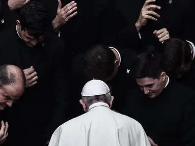 Paus Fransiskus berdoa bersama para imam di akhir audiensi publik terbatas di halaman San Damaso, Vatikan pada 30 September 2020. (Filippo MONTEFORTE/AFP)