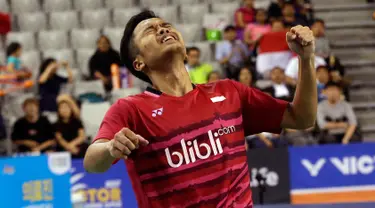 Tunggal putra Indonesia, Anthony Sinisuka Ginting merayakan kemenangan usai mengalahkan rekan senegaranya Jonatan Christie pada final Korea Terbuka 2017, Minggu (17/9). Anthony keluar sebagai juara dengan skor 21-13, 19-21, 22-20. (AP/Ahn Young-joon)