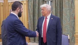 Presiden Amerika Serikat Donald Trump berjabat tangan dengan presiden sementara Suriah Ahmad al-Sharaa, di Riyadh, Arab Saudi, Rabu (14/5/2025). (Dok. Bandar Aljaloud/Istana Kerajaan Arab Saudi via AP)
