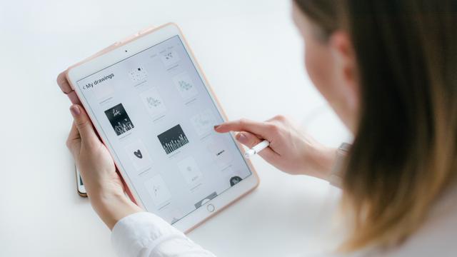 Ilustrasi Menggunakan Tablet iPad Mini