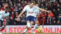 Pemain Tottenham Hotspur Harry Kane menendang bola yang akhirnya menciptakan gol kedua untuk timnya saat bertandang ke markas Liverpool dalam pertandingan Liga Inggris di Anfield, Liverpool (4/2). (AP Photo/Rui Vieira)