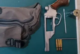 Polisi menggerebek rumah seorang perempuan bernama Tari (38) di Desa Sungai Cambai, Kecamatan Mesuji Timur, Kabupaten Mesuji, Lampung, pada Jumat, 23 Oktober 2026. (Dok. Istimewa)