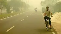 Kabut asap akibat kebakaran lahan gambut semakin menebal sehingga mengganggu aktivitas dan kesehatan masyarakat di Kota Palangkaraya, Kalteng.(Antara)