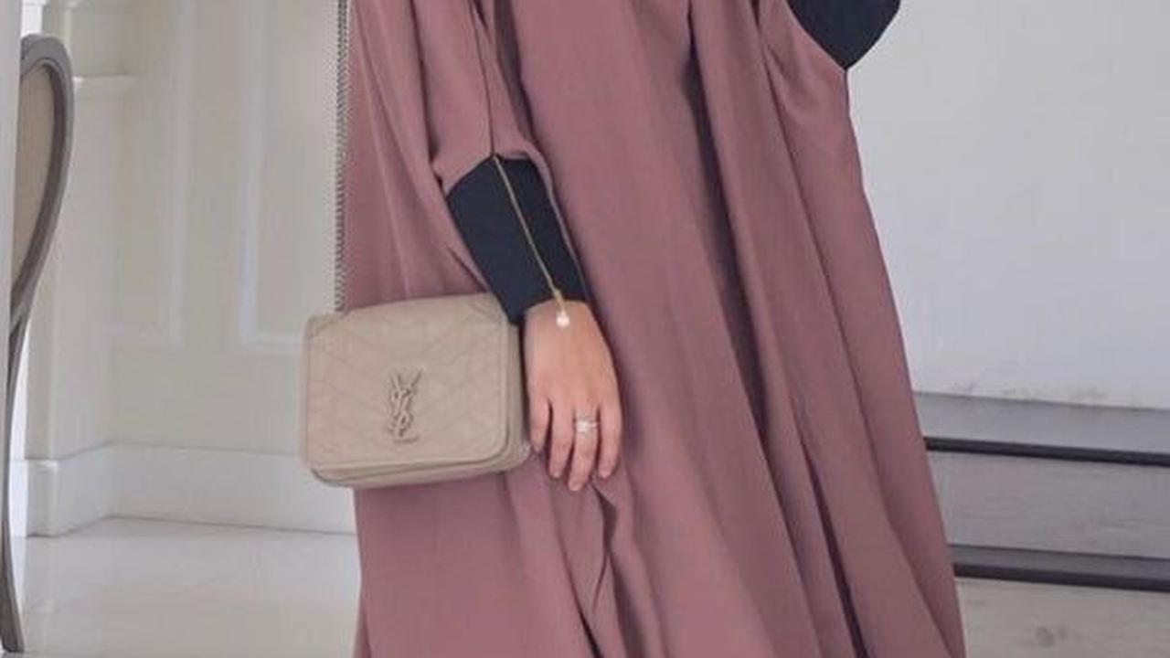 Meskipun warna hitam masih dominan, namun kini abaya hadir dalam beragam warna yang dapat disesuaikan dengan selera dan karakter masing-masing.