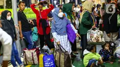 Pemudik pejalan kaki berada di gang way menuju kapal di Dermaga 3 Pelabuhan Merak, Cilegon, Banten, Sabtu (6/4/2024). (Liputan6.com/Angga Yuniar)