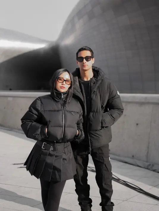 Potret lain memperlihatkan keduanya tampil edgy dengan outfit serba hitam dengan jaket puffer.  [@rachelvennya]
