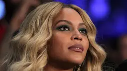 Penyanyi Beyonce mengenakan gaun hitam saat menonton pertandingan tinju antara Miguel Cotto melawan Canelo Alvarez di Mandalay Bay Events Center, Amerika Serikat, (21/11). Canelo Alvarez keluar sebagai pemenang pada pertandingan ini. (Isaac Brekken/AFP)