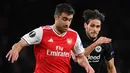 Bek Arsenal, Sokratis Papastathopoulos (kiri) mengontrol bola dibayangi pemain Eintracht Frankfurt pada matchday kelima Grup F Liga Europa di Emirates Stadium, London, Kamis (28/11/2019). Arsenal ditaklukkan Eintracht Frankfurt dengan skor 1-2 di kandang mereka sendiri. (DANIEL LEAL-OLIVAS/AFP)
