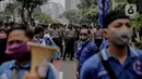 Sejumlah aparat kepolisian bersiaga untuk menjaga keamanan di di sekitar Gedung DPR/MPR RI, Jakarta, Jumat (14/8/2020). Pengamanan ekstra tersebut untuk mengantisipasi rencana unjuk rasa menolak RUU Cipta Kerja yang bertepatan dengan Sidang Tahunan di Gedung DPR. (Liputan6.com/Faizal Fanani)