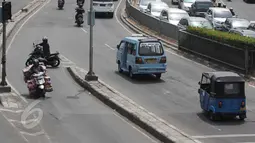 Sejumlah Pengendara motor berbelok melawan arah arus di kawasan Tanah Abang, Jakarta Pusat, Selasa (9/6/2015). Polda metro Jaya kembali mengajukan denda maksimal untuk tiga pelanggaran yakni parkir liar, melawan arus. (Liputan6.com/Johan Tallo)