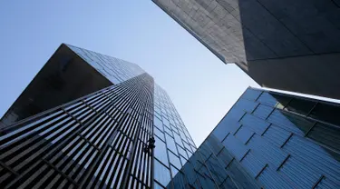 Pemanjat asal Prancis Alain Robert, saat memanjat Melia Barcelona Sky Hotel di Spanyol, Senin (12/6). Pria yang dijuluki Spiderman Prancis itu memamerkan aksi terbarunya memanjat gedung setinggi 116 meter tanpa pengaman. (AP Photo/Manu Fernandez)