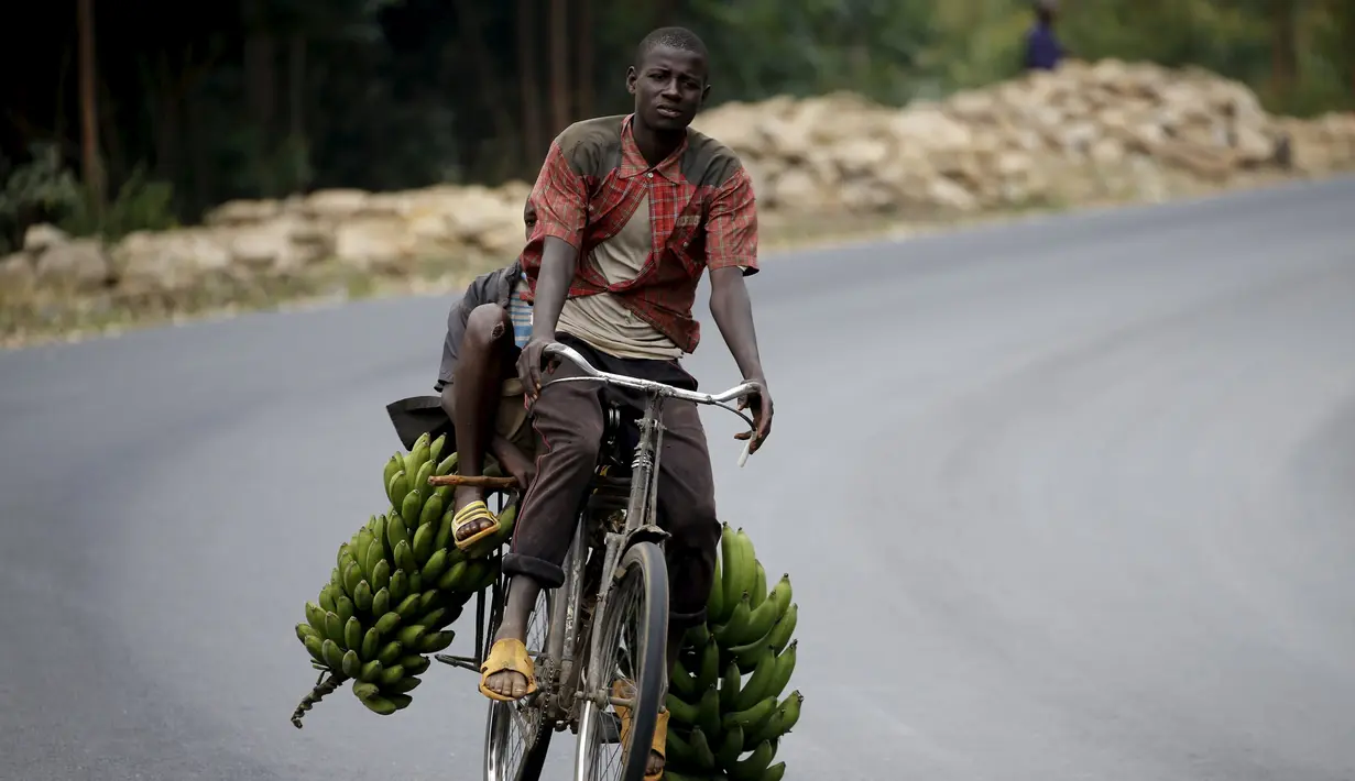 Warga Burundi mengendarai sepedanya membawa pisang dari daerah pedesaan menuju pasar di ibukota Bujumbura, Burundi, (19/7/2015). Karena Melewati jalanan menanjak, pengendara sepeda ini sering mengunakan kecepatan sangat tinggi. (REUTERS/Mike Hutchings)
