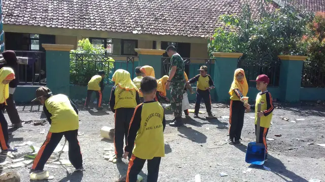 Keseruan Siswa Indramayu Ikut Senam Wing Chun Bersama TNI