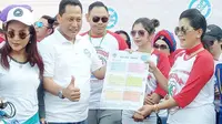 Artis SANI bersama Kepala BNN Komjen Pol. Budi Waseso membagi-bagikan kalender anti narkoba di acara Car Free Day. (istimewa)