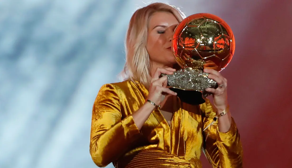 Bintang Lyon dan timnas Norwegia, Ada Hegerberg mencium trofi setelah memenangkan penghargaan Ballon d'Or perempuan 2018 di Paris, Senin (3/12). Hegerberg adalah salah satu dari tujuh pemain dari tim Lyon masuk di antara 15 nominasi. (AP/Christophe Ena)