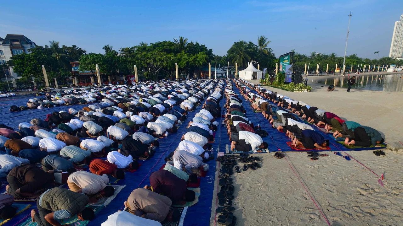 FOTO: Shalat Iduladha di Tepi Pantai Ancol Berlangsung Khidmat