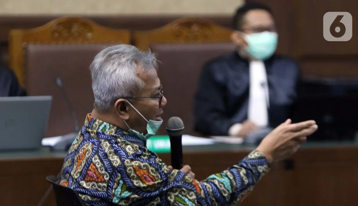Ketua KPU, Arief Budiman memberi keterangan sebagai saksi pada persidangan kasus suap pergantian antarwaktu anggota DPR dengan terdakwa mantan komisioner KPU Wahyu Setiawan di Pengadilan Tipikor Jakarta, Kamis (4/6/2020). Sidang beragenda keterangan saksi. (Liputan6.com/Helmi Fithriansyah)
