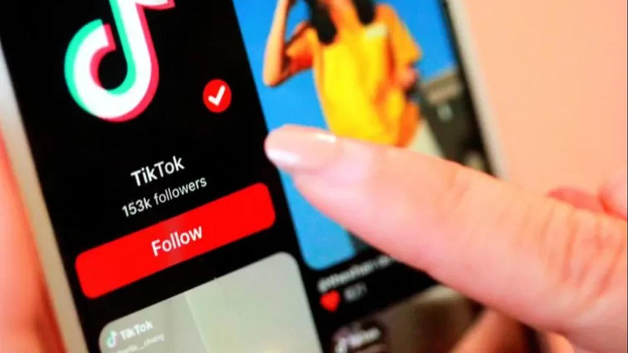 Setelah sempat tutup pada Oktober 2023 lalu akibat masalah regulasi, kini TikTok Shop kembali beroperasi di Indonesia mulai hari ini, Selasa (12/12).