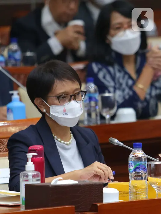 Menteri Luar Negeri Retno Marsudi saat mengikuti rapat kerja dengan Komisi I DPR RI di Kompleks Parlemen, Senayan, Jakarta, Selasa, (31/5). Rapat tersebut membahas Rencana Kerja Anggaran  dan Rencana Kerja Pemerintah Kementerian Luar Negeri tahun 2023. (Liputan6.com/Angga Yuniar)