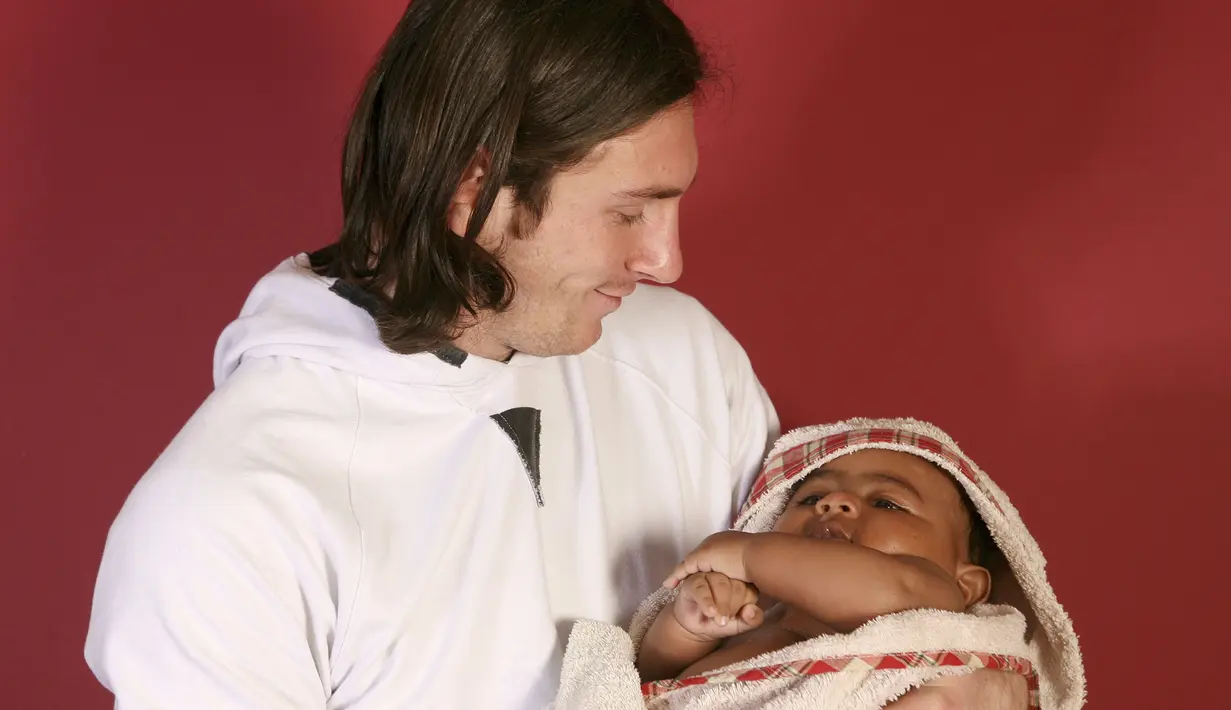 Foto tersebut diambil oleh fotografer lepas Joan Monfort untuk keperluan kalender amal yang dibuat klub Barcelona bekerja sama dengan Unicef. (AP Photo/Joan Monfort)