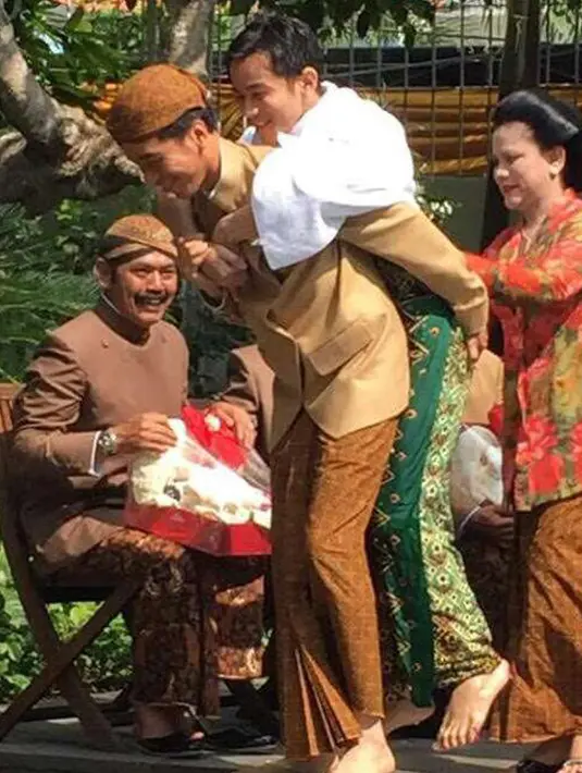 Pak Jokowi gak kuat gendong Gibran. Wajar aja, Gibran kan sudah besar. (Istimewa)