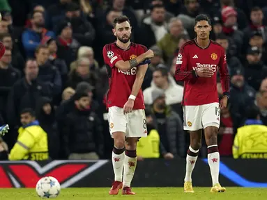 Ekspresi kecewa dari pemain Manchester United, Sofyan Amrabat (kiri), Bruno Fernandes (tengah), dan Raphael Varane setelah pemain Bayern Munchen, Kingsley Coman membobol gawang tim mereka pada laga Grup A Liga Champions 2023/2024 di Old Trafford, Manchster, Inggris, Rabu (13/12/2023). (AP Photo/Dave Thompson)