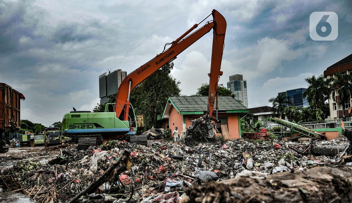 Petugas UPK Badan Air DLH Provinsi DKI Jakarta mengangkut sampah sungai memakai alat berat di TPSS Perintis Kemerdekaan, Jakarta, Selasa (16/2/2021). Selama musim hujan, volume sampah yang diangkut dari sungai di Jakarta meningkat hingga 600 meter kubik per hari. (merdeka.com/Iqbal S. Nugroho)