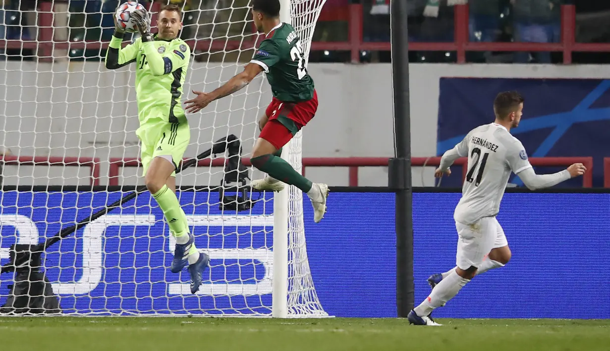 Kiper Bayern Munchen, Manuel Neuer menangkap bola saat bertanding melawan Lokomotiv Moscow pada pertandingan grup A Liga Champions di Moskow, Rusia, Selasa (27/10/2020). Munchen menang tipis 2-1 atas Lokomotiv Moscow. (AP Photo/Maxim Shemetov, pool)