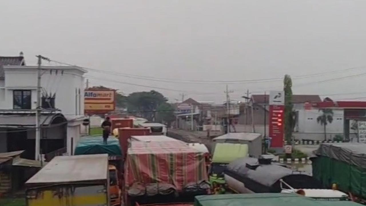 Viral Video Jalan Pantura Pati-Rembang Macet hingga 20 Jam, Aksi Polisi Bagi-bagi Makanan Ini Curi Perhatian
