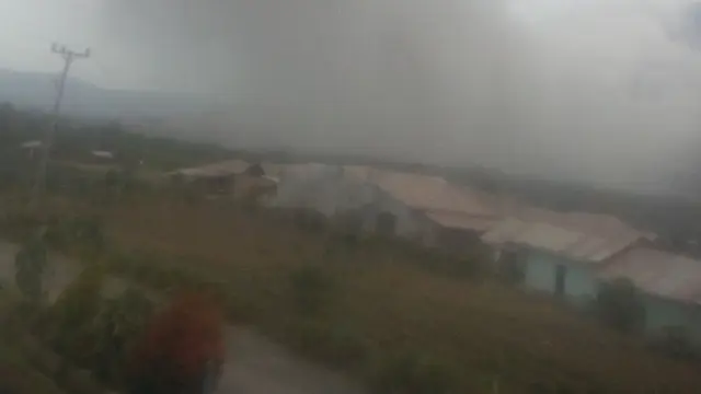 Gunung Sinabung Erupsi, Sibolangit Diguyur Hujan Abu Vulkanik