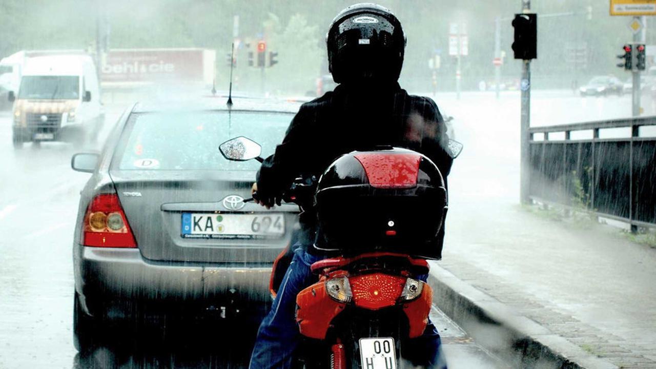 Jangan Asal Terabas, Cara Aman Mengendarai Sepeda Motor di Jalan Licin Saat Musim Hujan