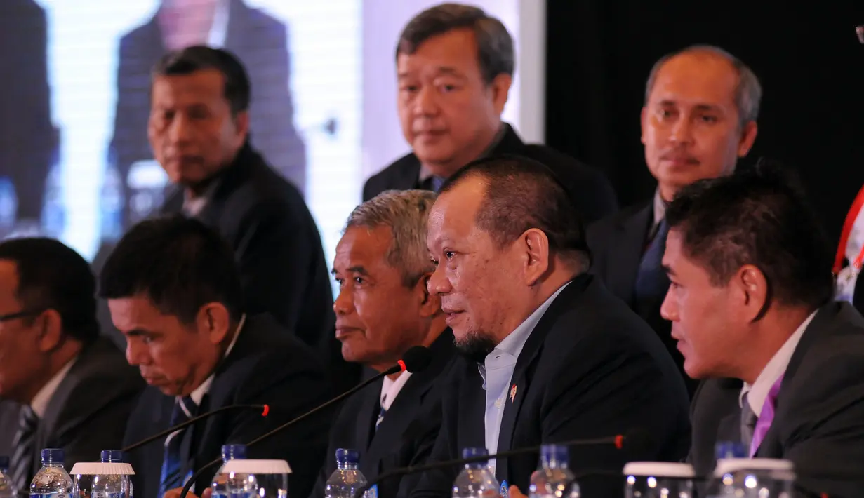 Ketua Umum PSSI 2015-2019, La Nyalla Mattalitti (kedua kanan) memberikan pidato pertamanya usai terpilih dalam Kongres Luar Biasa PSSI 2015 di Surabaya, Sabtu (18/4/2015). La Nyalla mendapat 92 suara dari 106. (Liputan6.com/Helmi Fithriansyah)