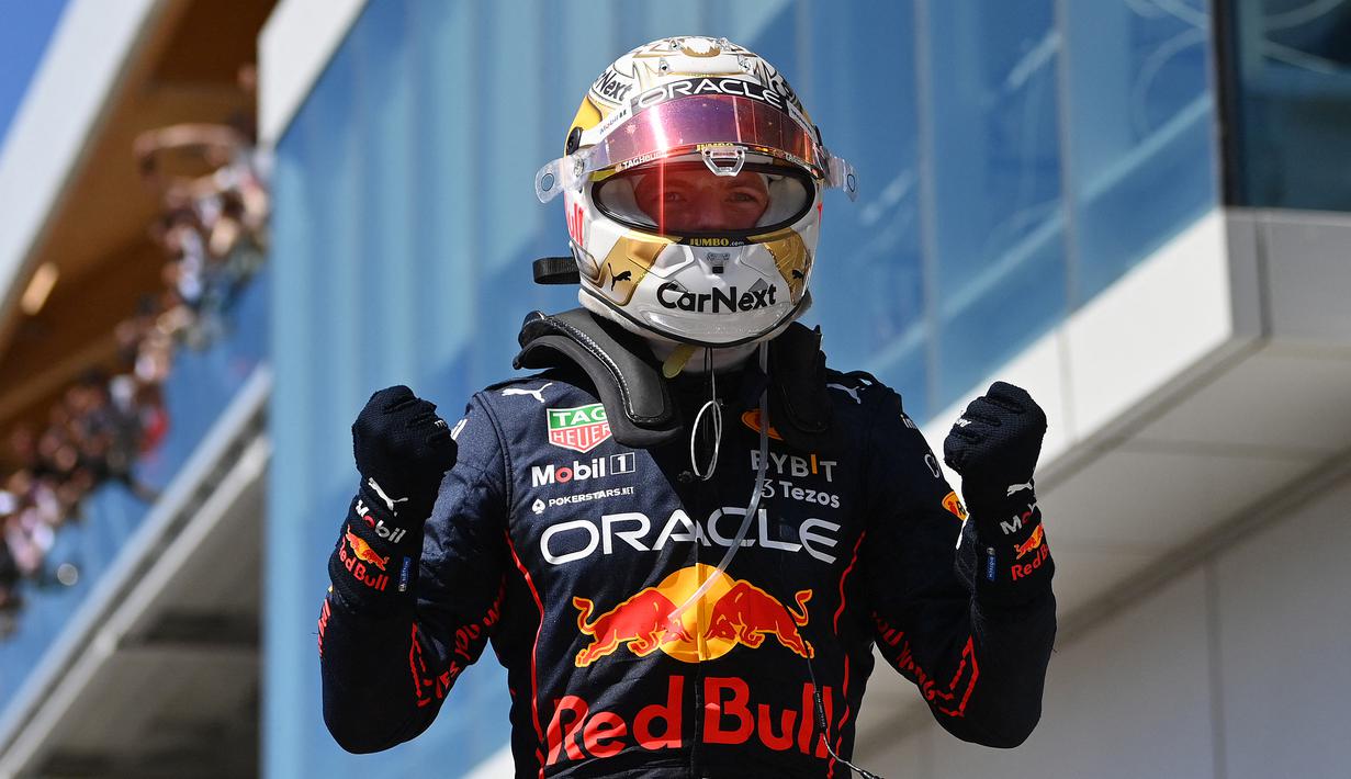 Pembalap dari tim Red Bull Racing, Max Verstappen berhasil memenangi F1 GP Kanada 2022 di Sirkuit Gilles Villeneuve, Senin (20/6/2022) dini hari WIB. Pembalap Belanda tersebut berhasil menjaga posisinya menjadi yang terdepan hingga finis setelah memulai lomba sebagai pemegang pole position. (Getty Images via AFP/Dan Mullan)