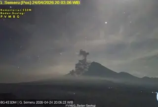 Gunung Semeru kembali menunjukkan aktivitas vulkaniknya melalui erupsi hebat pada Jumat malam, 24 April 2026.