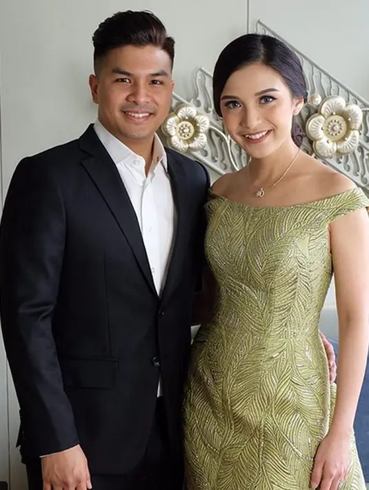 Dalam foto-foto yang diunggah di akun Instagramnya, Chelsea dan Glenn seringkali mengenakan baju formal. Di foto ini contohnya, mereka semakin terlihat serasi dengan tampilan Glenn memakai jas dan Chelsea mengenakan gaun hijaunya.(Instagram/glennalinskie)