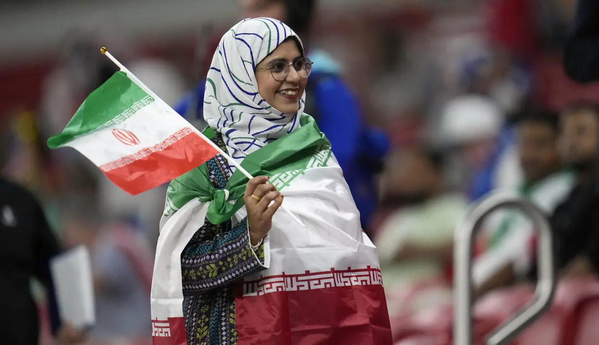 Seorang fans wanita Iran berpose sebelum pertandingan grup B Piala Dunia antara Iran dan Amerika Serikat di Stadion Al Thumama di Doha, Qatar, Selasa, 29 November 2022. (AP Photo/Ashley Landis)