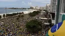 Ribuan orang berkumpul di Copacabana, Rio de Janeiro, untuk memprotes pemerintah Dilma Rousseff, Minggu (13/3). Para pengunjuk rasa menuduh Rousseff tidak mampu mengelola ekonomi dan terlibat dalam skandal korupsi besar. (Vanderlei Almeida/AFP)