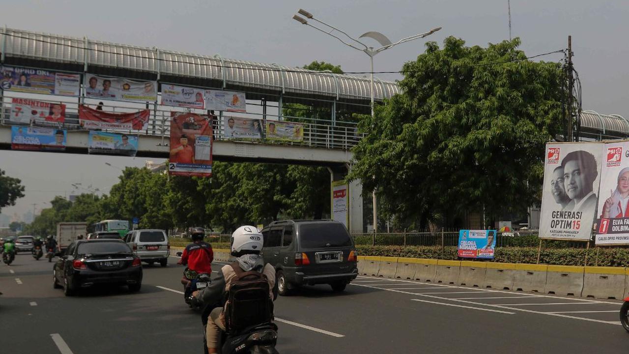 Menjelang Pemilu 2024, alat peraga kampanye (APK) bertebaran hampir di setiap sudut Jakarta. Hanya saja, pemasangan baliho, spanduk hingga poster yang tak semestinya malah merusak pemandangan.