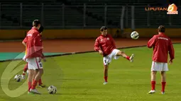 Begitu tiba di Stadion GBK Jakarta para pemain Timnas Kyrgyzstan langsung melakukan pemanasan (Liputan6.com/ Helmi Fithriansyah)