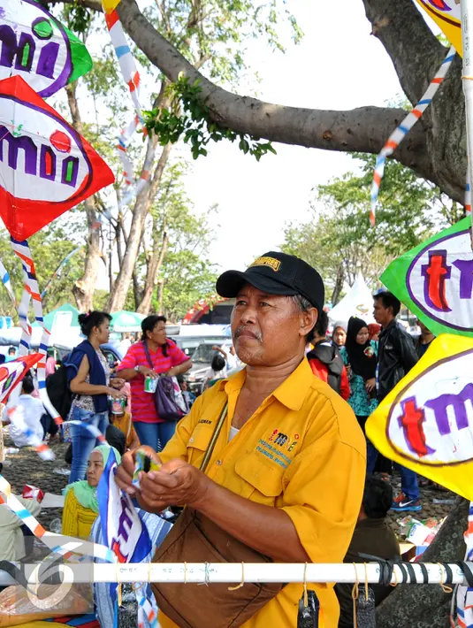 Pedagang layangan menggelar dagangannya di area TMII, Jakarta, Minggu (19/07/2015). Jumlah pengunjung hari ketiga Lebaran bertambah dari hari pertama Lebaran dan ditargetkan mencapai angka 300.000 pengunjung. (Liputan6.com/Yoppy Renato)