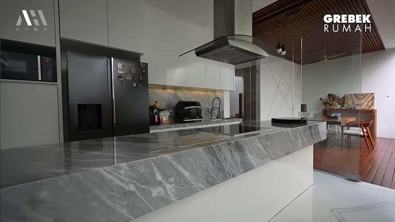 Disebut Berhantu, 3 Potret Dapur Raditya Dika Dekat Taman - Simple Elegan dengan Island Nuansa Abu-abu