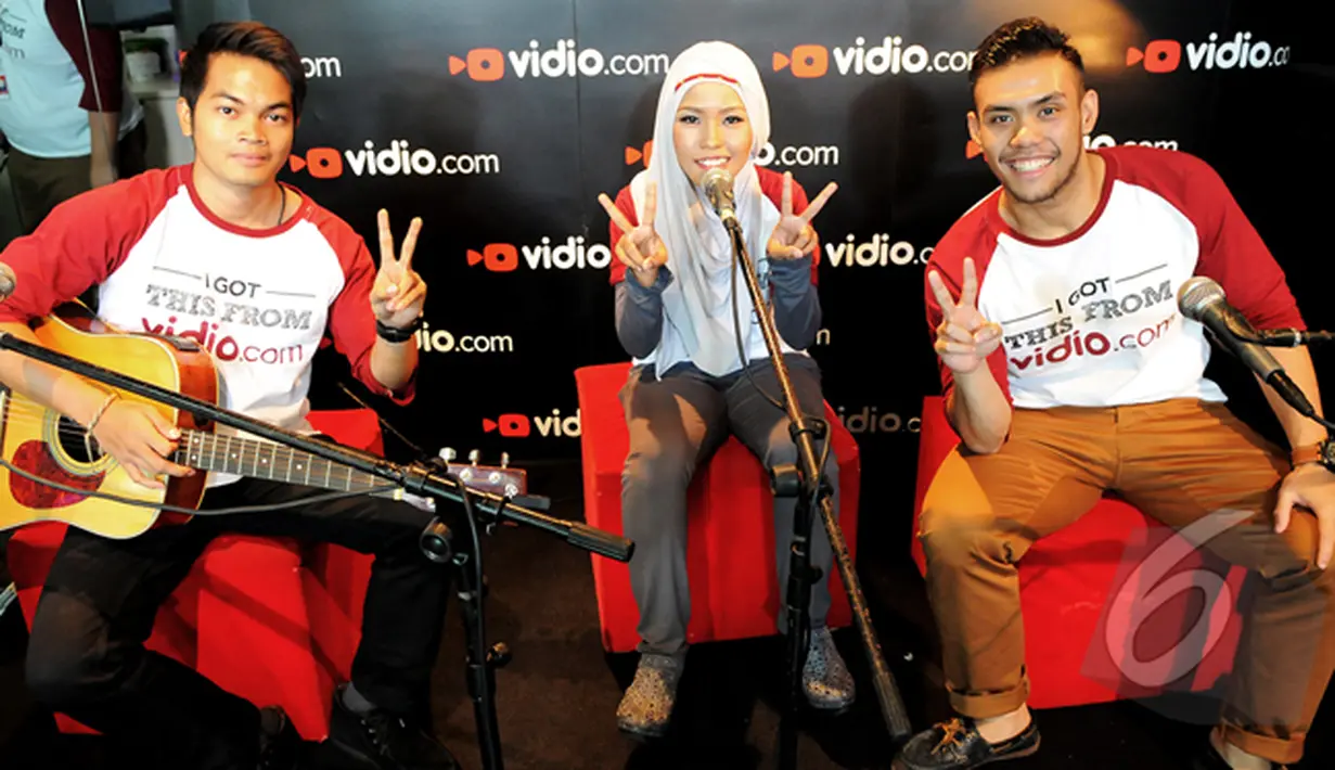 Senyum bahagia para Juara Music Video Contest yang diselenggarakan oleh Vidio.com , Jakarta, Jumat (30/1/2015). (Liputan6.com/Faisal R Syam)