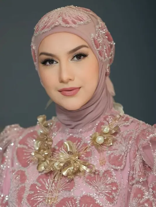Memadukan smokey eye yang halus dengan lipstik matte nude pink yang manis [@_irishbella_]