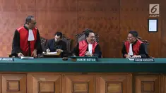 Hakim Ketua dan Hakim Anggota usai sidang gugatan perbuatan melawan hukum terkait perjanjian konsesi antara PT Karya Citra Nusantara (KCN) dengan PT Kawasan Berikat Nusantara (KBN) di PN Jakarta Utara, Selasa (17/4). (Liputan6.com/Arya Manggala)