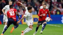 Pemain LOSC Lille, Calvin Verdonk (kanan) berusaha menjangkau bola dalam laga Liga Europa 2025/2026 melawan SK Brann di Stade Pierre-Mauroy in Villeneuve-d'Ascq, Prancis, Kamis (25/09/2025) waktu setempat. (AP Photo/Jean-Francois Badias)